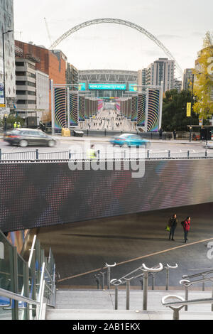 Il Bobby Moore Bridge e illuminazione sottopasso di arte di installazione Foto Stock