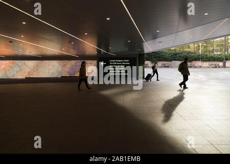 Il Bobby Moore Bridge e illuminazione sottopasso di arte di installazione Foto Stock