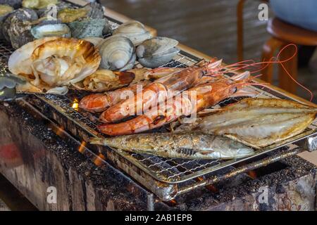 Turbante guscio,clam,Quahog,gamberetti,smerlo guscio,sugarello, Carbone-pesce alla griglia.a Chiba-ken GIAPPONE Foto Stock