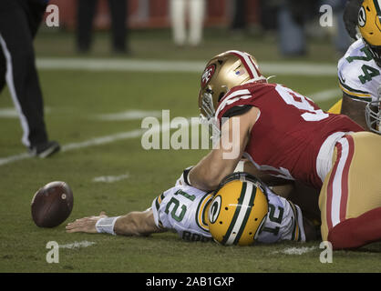 Santa Clara, Stati Uniti. 24 Novembre, 2019. Green Bay Packers quarterback Aaron Rodgers (12) contro la San Francisco 49ers nel primo trimestre a Levi's Stadium di Santa Clara, California, domenica 24 novembre, 2019. Foto di Terry Schmitt/UPI Credito: UPI/Alamy Live News Foto Stock