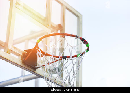 Vecchio Basketball hoop con la luce del sole nello sport outdoor parco giochi pubblico arena street sport concept Foto Stock