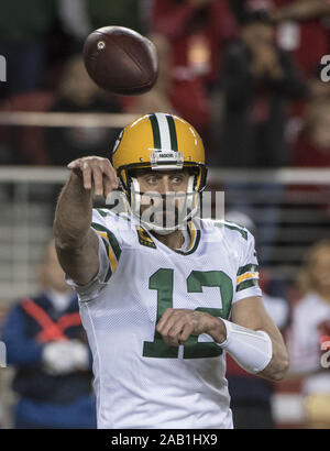 Santa Clara, Stati Uniti. 24 Novembre, 2019. Green Bay Packers quarterback Aaron Rodgers (12) passa contro la San Francisco 49ers nel primo trimestre a Levi's Stadium di Santa Clara, California, domenica 24 novembre, 2019. Foto di Terry Schmitt/UPI Credito: UPI/Alamy Live News Foto Stock