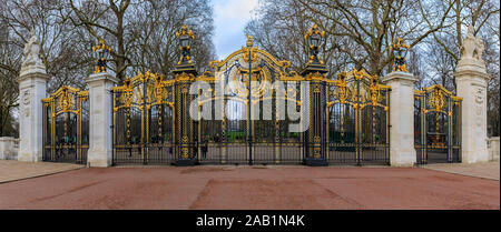 Canada Gate del parco verde di fronte al Buckingham Palace a Londra REGNO UNITO, offerto a Londra dal Canada in onore della regina Victoria, morto nel 1901 Foto Stock