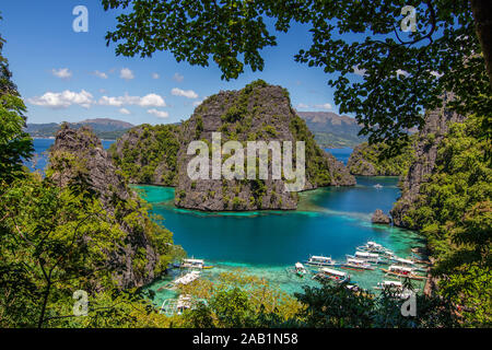 Outrigger barche ormeggiate all'ingresso il Kayangan Lake,Coron,,PALAWAN FILIPPINE Foto Stock