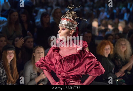 Un modello presenta una creazione dal designer lituano Juozas Statkevicius durante il 2020 Collezione Primavera/Estate fashion show in Vilnius, Lituania, n. Foto Stock