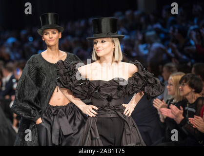 Un modello presenta una creazione dal designer lituano Juozas Statkevicius durante il 2020 Collezione Primavera/Estate fashion show in Vilnius, Lituania, n. Foto Stock