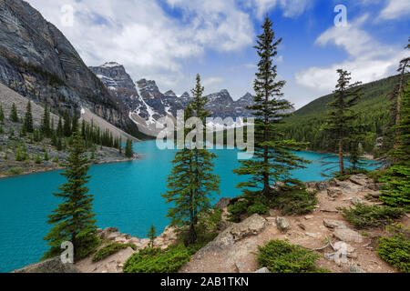 Sunrise al Lago Moraine nel Parco Nazionale di Banff, Canada. Foto Stock