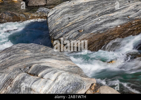 Kings River sprofondare attraverso il Canyon dei Re nel Giant Sequoia National Monument, Sequoia National Forest, California, Stati Uniti d'America Foto Stock