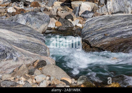 Kings River sprofondare attraverso il Canyon dei Re nel Giant Sequoia National Monument, Sequoia National Forest, California, Stati Uniti d'America Foto Stock