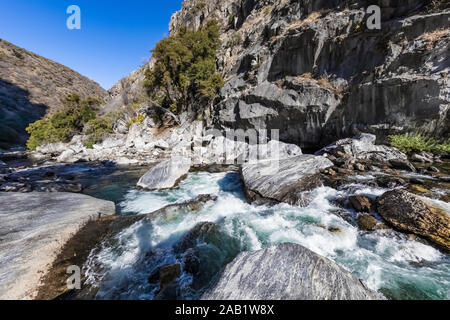 Kings River sprofondare attraverso il Canyon dei Re nel Giant Sequoia National Monument, Sequoia National Forest, California, Stati Uniti d'America Foto Stock