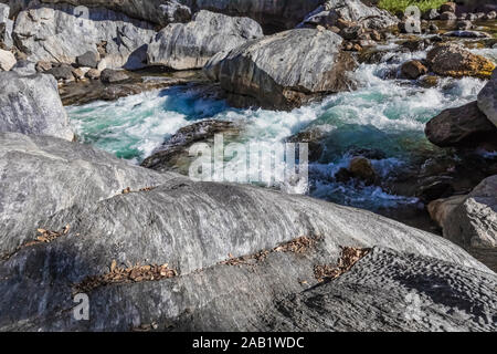 Kings River sprofondare attraverso il Canyon dei Re nel Giant Sequoia National Monument, Sequoia National Forest, California, Stati Uniti d'America Foto Stock