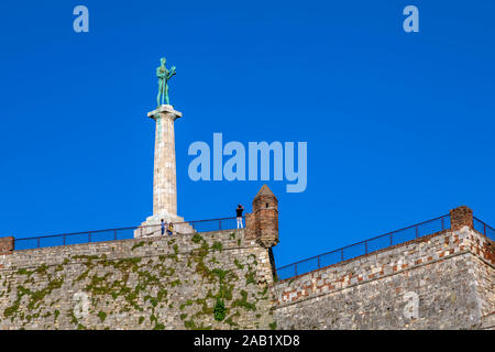 Turisti alla Fortezza di Belgrado fotografia Victor monumento. Immagine Foto Stock