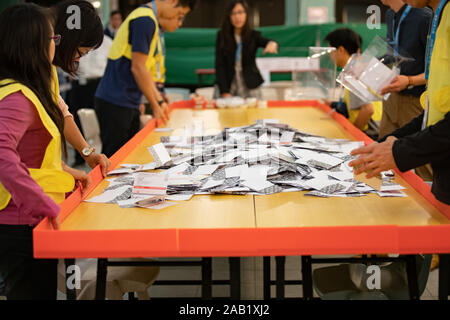 Hong Kong, Cina. 24 Novembre, 2019. Schede vengono visualizzate per il conteggio in corrispondenza di una stazione di polling.quasi 3 milioni i cittadini di Hong Kong votare la domenica del distretto di elezioni del Consiglio in occasione del referendum gara tra i pro-democrazia camp e pro-Pechino camp dopo oltre cinque mesi di turbolenze nella città. L affluenza alle urne è stata confermata con almeno 71,2% di 4,1 milioni di euro registrati al voto. Credito: SOPA Immagini limitata/Alamy Live News Foto Stock