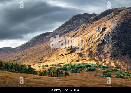 Il fascio di luce di sole hiting sul lato di una montagna nelle Highlands scozzesi