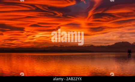 Tramonto sul lago di Varese in autunno la fine della giornata Foto Stock