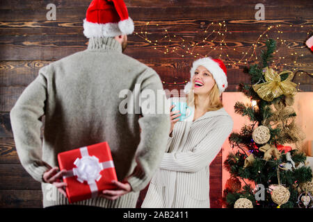 Amore eterno. matura in amore santa hat. Tempo per presenta. Felice anno nuovo. vacanza famiglia. serata intima con la vostra amata. L'uomo condividono dono con la donna. celebrano il Natale insieme. stagione invernale. Foto Stock