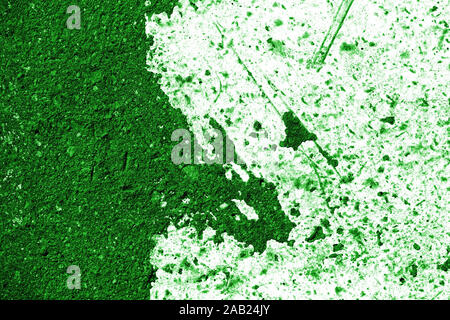 Il vecchio manto di asfalto con vernice bianca close-up, vista dall'alto. Abstract background. Colore verde tonica Foto Stock