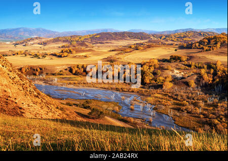 Bellissime praterie, montagne e fiumi tortuosi sono in distanza. Foto Stock