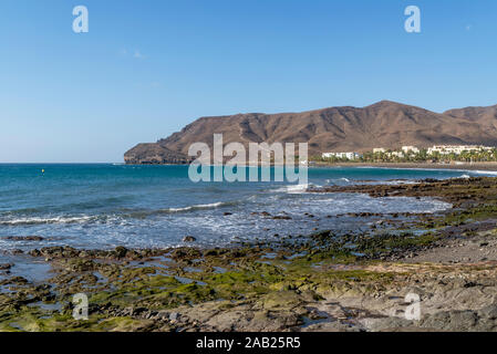 La bellissima Las Playitas Beach in Fuerteventura, Isole Canarie, Spagna, con la luna nel cielo blu Foto Stock