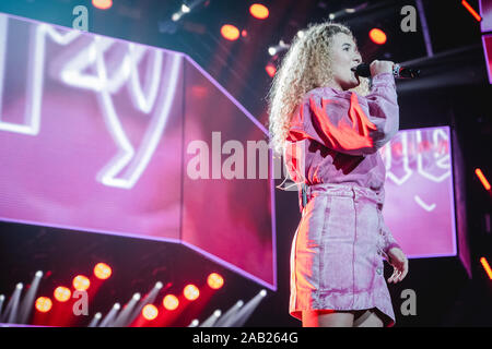 Zurigo, Svizzera. 22nd, novembre 2019. Il Norvegese cantante e cantautore Emma Steinbakken esegue un concerto dal vivo durante la Energy Star notte 2019 al Hallenstadion di Zurigo. (Photo credit: Gonzales foto - Tilman Jentzsch). Foto Stock