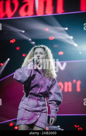 Zurigo, Svizzera. 22nd, novembre 2019. Il Norvegese cantante e cantautore Emma Steinbakken esegue un concerto dal vivo durante la Energy Star notte 2019 al Hallenstadion di Zurigo. (Photo credit: Gonzales foto - Tilman Jentzsch). Foto Stock