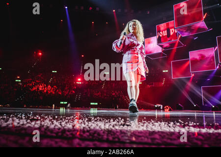 Zurigo, Svizzera. 22nd, novembre 2019. Il Norvegese cantante e cantautore Emma Steinbakken esegue un concerto dal vivo durante la Energy Star notte 2019 al Hallenstadion di Zurigo. (Photo credit: Gonzales foto - Tilman Jentzsch). Foto Stock