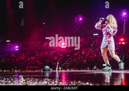 Zurigo, Svizzera. 22nd, novembre 2019. Il Norvegese cantante e cantautore Emma Steinbakken esegue un concerto dal vivo durante la Energy Star notte 2019 al Hallenstadion di Zurigo. (Photo credit: Gonzales foto - Tilman Jentzsch). Foto Stock