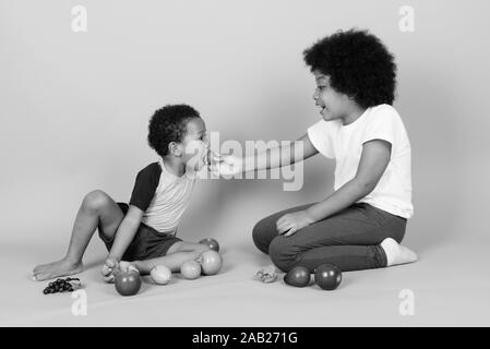 I giovani simpatici fratelli africani insieme in bianco e nero Foto Stock