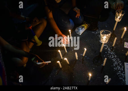 Candela offerta a assassinato leader sociali e ucciso bambini durante le recenti operazioni militari. Proteste pacifiche continuare a tre giorni dopo la nati Foto Stock