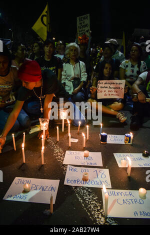 Candela offerta a assassinato leader sociali e ucciso bambini durante le recenti operazioni militari. Proteste pacifiche continuare a tre giorni dopo la nati Foto Stock