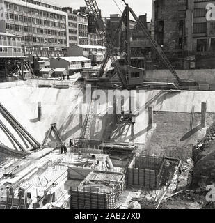 1960, sito storico di costruzione, City of London, England, UK, le fondamenta profonde di nuovi blocchi di uffici 'modern' in costruzione. Foto Stock