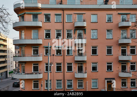 Balconi e finestre di blocco di appartamenti con lampade in windows, Stoccolma, Svezia Foto Stock