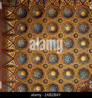 Golden motivo floreale decorazioni, parte del soffitto del mausoleo del sultano Qalawun, Sultano Qalawun complesso situato in Muizz Street, quartiere Gamalia, Il Cairo, Egitto Foto Stock