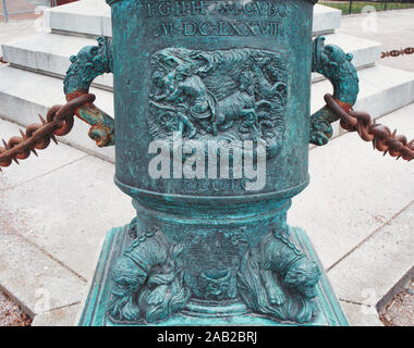 Mortai in bronzo intorno lo zoccolo della statua in bronzo del re Karl XII da Johan Peter Molin, Kungstradgarden, Stoccolma, Svezia Foto Stock