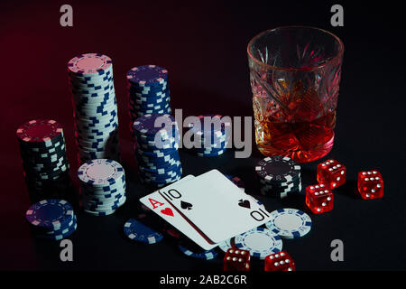 Carte da poker con cubi sono splendidamente posizionato sul tavolo, contro lo sfondo di poker chips Foto Stock