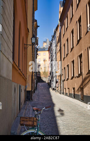 Bicicletta parcheggiata in stretta viuzza acciottolata nella città vecchia di Stoccolma, la Gamla Stan, Stoccolma, Svezia Foto Stock