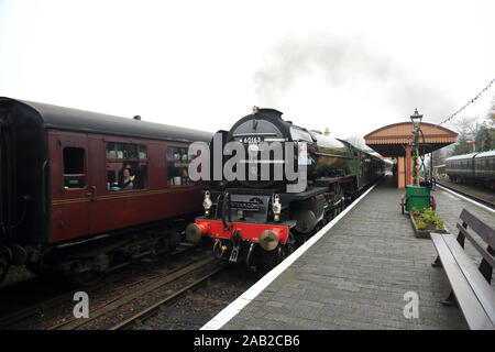 Peppe A1 Pacific n. 60163 Tornado locomotiva a vapore che arrivano alla stazione di Baja Sardinia in Severn Valley Railway, Inghilterra, Regno Unito. Foto Stock