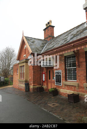 Ingresso all'ufficio prenotazione e piattaforme a Bewdley stazione sul Severn Valley Railway, Inghilterra, Regno Unito. Foto Stock