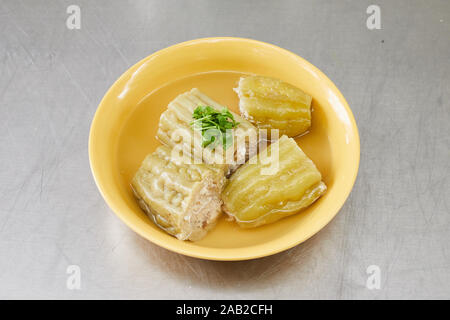 Farcite gourd Amaro condito con carne macinata di maiale zuppa, cucina tailandese Foto Stock