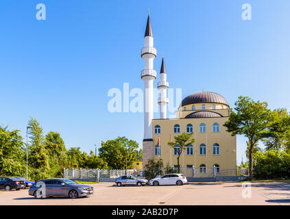 Kehl Moschea centrale è una moschea turca con due grandi minareti e una cupola builtin 2007 dalla DITIB a Kehl, Germania. Foto Stock