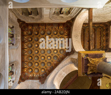 Soffitto del mausoleo del sultano Qalawun, Sultano Qalawun complessa, con golden motivo floreale decorazioni, Moez Street, quartiere Gamalia, Il Cairo, Egitto Foto Stock