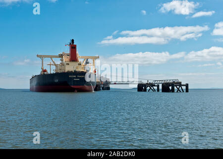 Petroliera essendo caricato con olio a Hound punto terminale di navi cisterna. Situato nella parte interna Firth of Forth vicino alla Via Ponte Raliway. Scozia Foto Stock