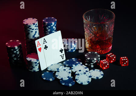 Carte da poker con cubi sono splendidamente posizionato sul tavolo, contro lo sfondo di poker chips Foto Stock