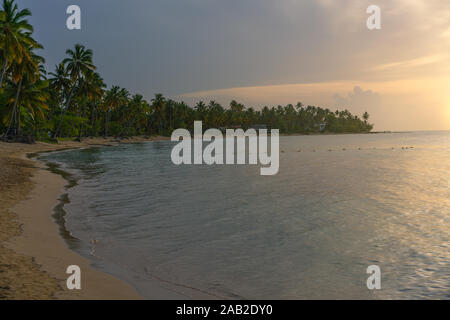 Bella spiaggia tropicale al tramonto, Bahia Principe spiaggia di El Portillo sulla penisola di Samana nella Repubblica Dominicana. Foto Stock