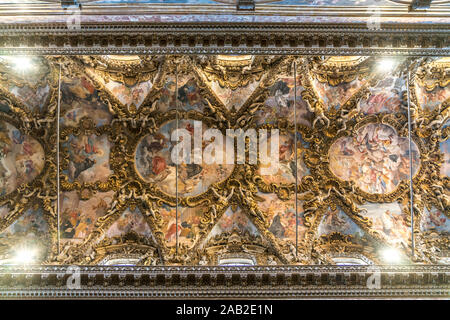 Deckenfresken im Innenraum der Basilika San Giuseppe dei Teatini, Palermo, Sizilien, Italien, Europa | affreschi della volta sopra la navata, Basilica Foto Stock