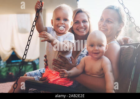 Felice madri aventi grande tempo con i loro figli Foto Stock