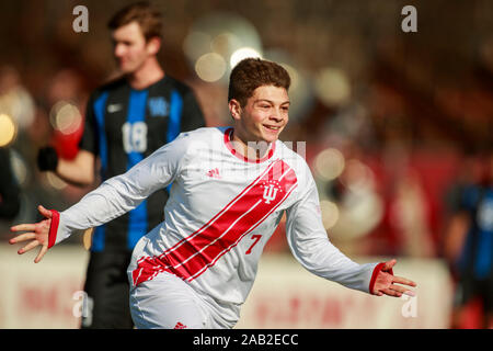 Indiana University giocatore di calcio Victor Bezerra (7) celebra dopo un goal contro l'Università di Kentucky durante il secondo round del 2019 torneo del NCAA di gioco presso il Memorial Stadium in Bloomington.(punteggio finale; Indiana University 3:0 Università del Kentucky) Foto Stock