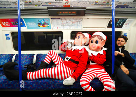 Solo uso editoriale Elfie Elvie e dal Regno Unito di marca giocattolo Elfi Behavin??? Male la causa del male intorno a Londra nella corsa fino a Natale. Foto Stock