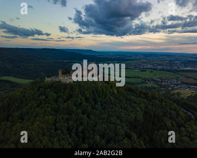 Veduta aerea del Castello Hohenzollern durante il tramonto. Germania in estate Foto Stock