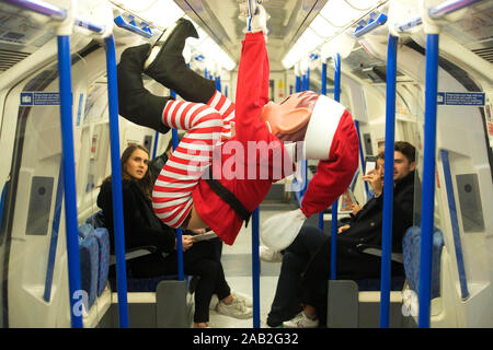 Elfie ed Elvie del marchio di giocattoli britannico Elves Behavin??? Causa grave malessere intorno a Londra nel periodo fino a Natale. Foto Stock
